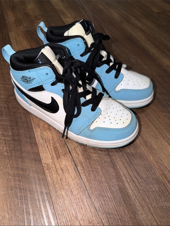 Jordan 1s Other - Nike Jordan 1s Kids University Blues size 3Y